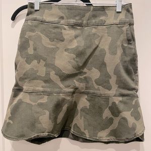 White House Black Market camo mini skirt w wide ruffle hem NWOT